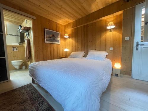 une chambre avec un grand lit blanc dans une pièce dans l'établissement Chalet paisible sud, proche pistes et randonnées - FR-1-624-176, à Sixt-Fer-à-Cheval