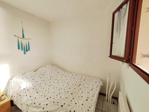 un coin d'une pièce avec un lit dans l'établissement T2 avec Piscine, Parking Privé & Tennis - Proche Plage - 3/4 Pers - FR-1-795-53, à Fleury