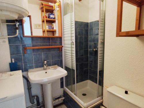 une salle de bain avec un lavabo et une douche dans l'établissement T2 avec Piscine, Parking Privé & Tennis - Proche Plage - 3/4 Pers - FR-1-795-53, à Fleury