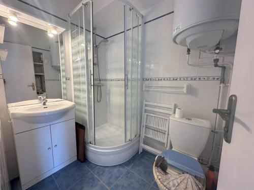 une salle de bain avec une douche, des toilettes et un lavabo dans l'établissement Studio face à la mer pour 4, parking, balcon - Notre-Dame-de-Monts - FR-1-540-310, à Notre-Dame-de-Monts