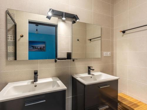 a bathroom with two sinks and a mirror at Maison spacieuse 10p, proche plage, équipée, terrasse, Biscarrosse - FR-1-319-586 in Biscarrosse