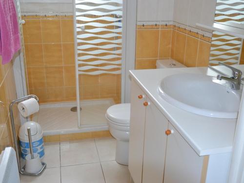 une salle de bain avec un lavabo, des toilettes et une douche dans l'établissement T3 jardin à Capbreton, proche plages & commerces, parking, Wifi - FR-1-239-1098, à Capbreton