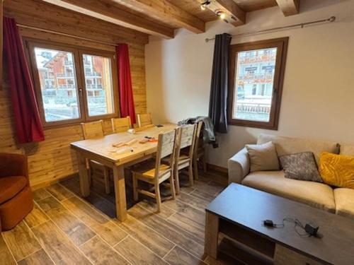 un salon avec une table et un canapé dans l'établissement Chalet duplex montagne près des pistes, parking inclus - FR-1-445-216, à Montgenèvre