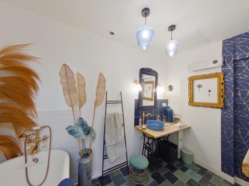 un bagno con lavandino e specchio di Charmante Maison 2 Chambres, Jardin et WIFI à La Roche-Posay - FR-1-541-158 a La Roche-Posay