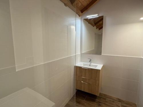 une salle de bain avec un lavabo et un miroir dans l'établissement Superbe duplex montagnard luxe pour 6 pers. à Montgenèvre - FR-1-445-214, à Montgenèvre