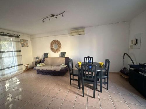 Photo de la galerie de l'établissement Maison 8 Pers, 3 Ch, 300m Plage, Clim, Parking, Animaux Ok - FR-1-229B-106, à Narbonne