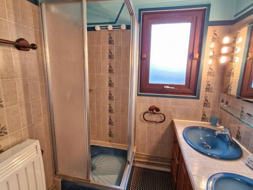 une salle de bain avec douche et lavabo dans l'établissement Appartement spacieux au pied des pistes à Super Besse - FR-1-814-87, à Besse-et-Saint-Anastaise