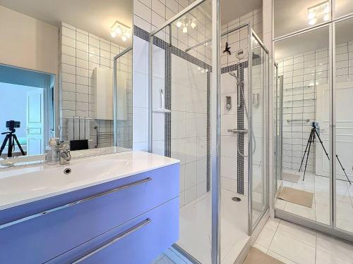 une salle de bain avec un lavabo et une douche en verre dans l'établissement Appart. Vue Mer, Climatisé & WiFi à La Ciotat - FR-1-770-41, à La Ciotat