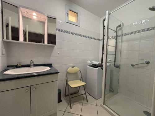 une salle de bain blanche avec un lavabo et une douche dans l'établissement Appartement 3 pièces, 6 pers., clim, terrasse, garage - Cavalaire - FR-1-226B-224, à Cavalaire-sur-Mer