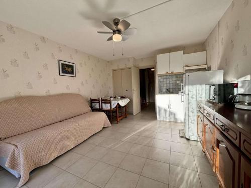 un salon avec un canapé et une cuisine dans l'établissement Studio climatisé avec terrasse et parking à Cavalaire-sur-Mer - FR-1-226B-226, à Cavalaire-sur-Mer