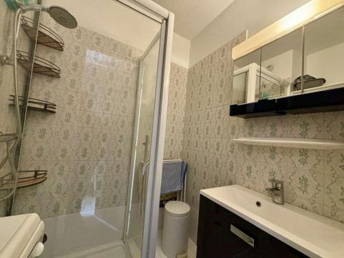 une salle de bain avec une douche, des toilettes et un lavabo dans l'établissement Studio climatisé avec terrasse et parking à Cavalaire-sur-Mer - FR-1-226B-226, à Cavalaire-sur-Mer