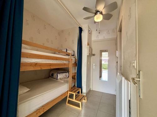 Cette chambre dispose de lits superposés et d'un ventilateur de plafond. dans l'établissement Studio climatisé avec terrasse et parking à Cavalaire-sur-Mer - FR-1-226B-226, à Cavalaire-sur-Mer