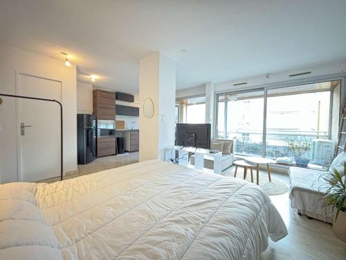 une chambre avec un grand lit et un salon dans l'établissement Studio moderne avec terrasse sur le toit, parking et WIFI - FR-1-226B-225, à Cavalaire-sur-Mer