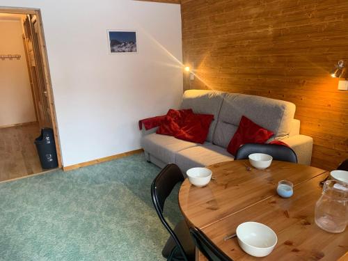 un salon avec un canapé et une table dans l'établissement Studio ski aux pieds à l'Altiport, Meribel - FR-1-411-974, à Les Allues