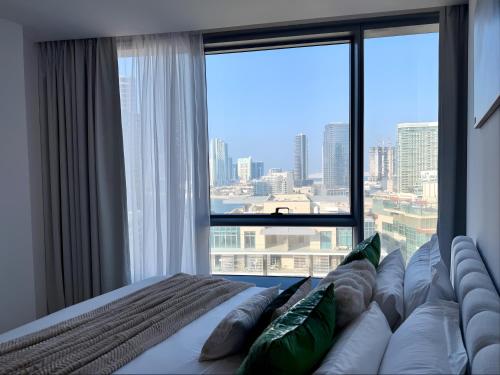 アブダビにあるSea Breeze 1BR in Luxury Complex with Sea View Pools Gym on Reem Islandの大きな窓のある部屋のベッド