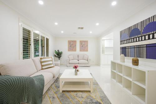 Χώρος καθιστικού στο Baulkham Hills 4BR with Pool