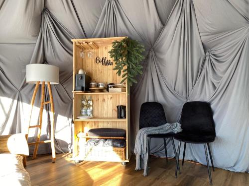 a room with two chairs and a tent at Lepiej trafić nie mogliście in Mieroszów