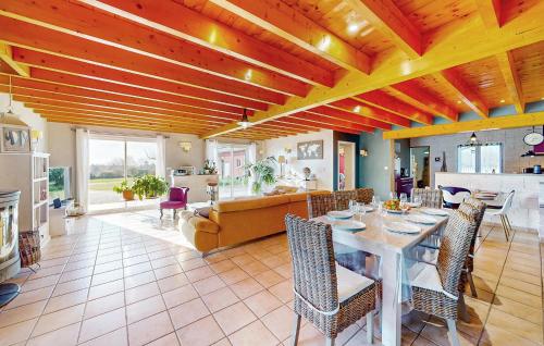 un grand salon avec une table et des chaises dans l'établissement Lovely Home In Eyraud-Crempse-Maurens, à Laveyssière