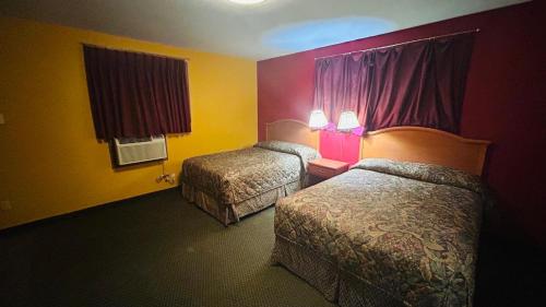 a hotel room with two beds and a window at Relax Inn by OYO Sulphur Hwy 90 in Sulphur