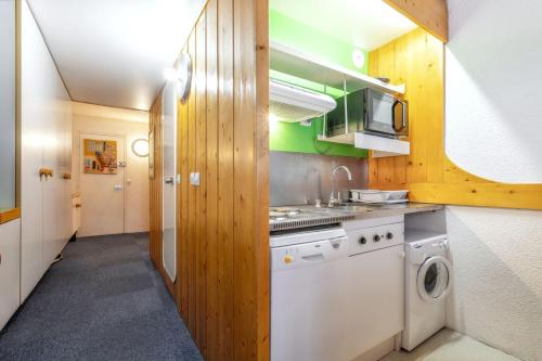 a kitchen with a washing machine and a washer at Studio charmant à Bourg-Saint-Maurice avec balcon et vue in Bourg-Saint-Maurice
