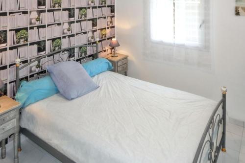 - une chambre avec un lit et un mur de livres dans l'établissement Charmante maison avec jardin à Arcachon, parfaite pour 6 personnes, à Arcachon