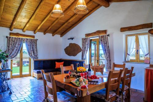 uma sala de jantar com uma mesa de madeira e cadeiras em Monte da Boavista em São Teotónio