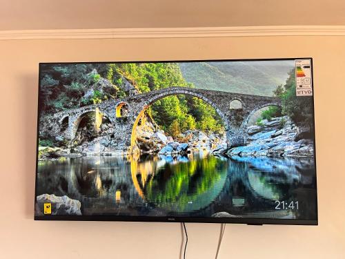 a television with a picture of a bridge at Hermosa casa en parcela Algarrobo in Algarrobo