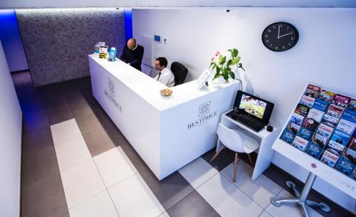 Televisyen dan/atau pusat hiburan di Hotel BESTPRICE Gracia