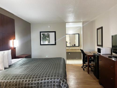 Кровать или кровати в номере Budgetel Inn - Phenix City