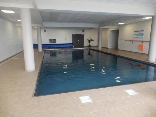 une grande piscine dans une grande pièce dans l'établissement Résidence Le Pic du Midi - maeva Home - Appartement 2 Pièces 4 personnes - Confort MAE-0691, à La Mongie