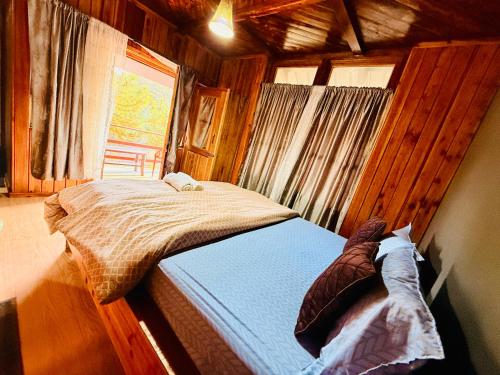 Ένα ή περισσότερα κρεβάτια σε δωμάτιο στο Cozyo Stays Boutique Cottages Mawkdok