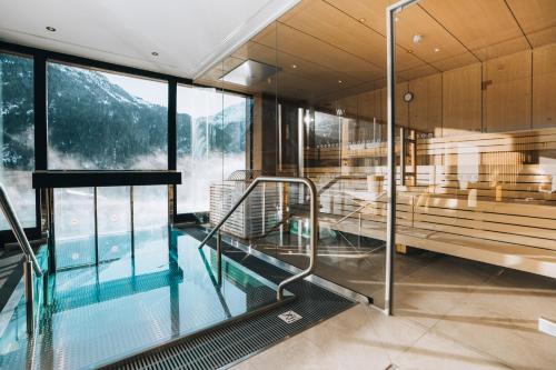 The swimming pool at or close to Grünwald Resort Sölden