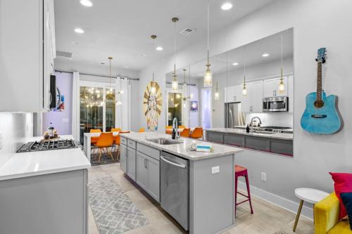 Nhà bếp/bếp nhỏ tại City Heights - Broadway Designer Condo