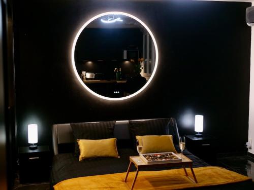 - un salon avec un canapé et un miroir rond dans l'établissement Appartement Toulon Jacuzzi Terrasse, à Toulon