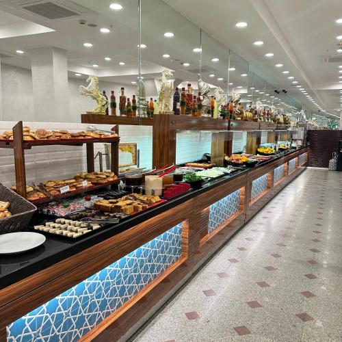 Una línea de buffet con muchos tipos diferentes de comida. en Hotel Sapphire, en Estambul