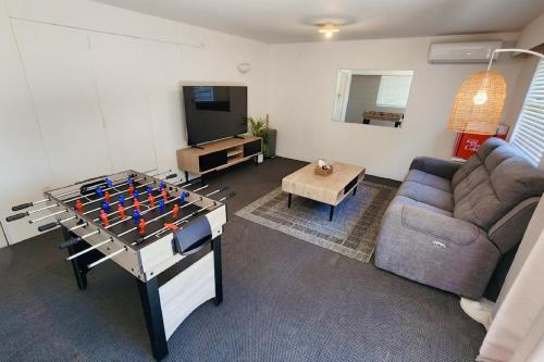 TV a/nebo společenská místnost v ubytování Spacious 5BDR 2BA 2LR plus sleepout Family Home