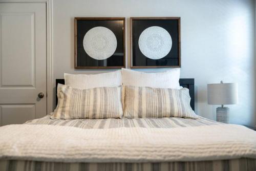 Ένα ή περισσότερα κρεβάτια σε δωμάτιο στο Spacious Pet Friendly - 7 miles to Eagle Mountain Lake