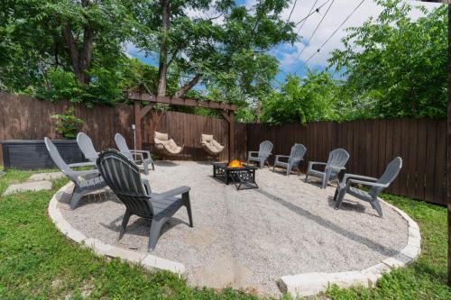 un gruppo di sedie e un focolare in un cortile di 4 Queen Beds High Speed Wifi Private Parking a Fort Worth