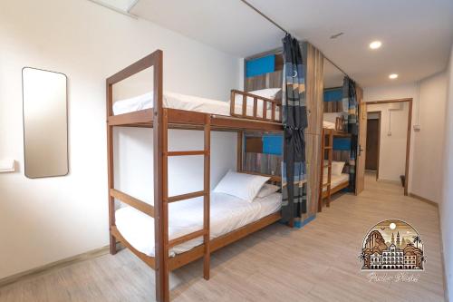 Ένα ή περισσότερα κρεβάτια σε δωμάτιο στο Parlor Hotel