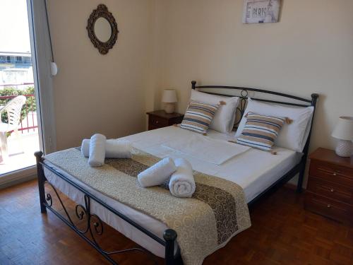 Un dormitorio con una cama con toallas. en Ηλιαχτίδα Iliachtida apartment, en Chios