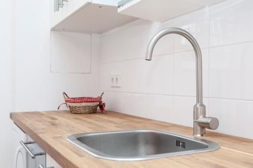 encimera con fregadero y grifo en Lofty Torstr Apartments, 4 unique units from 1-3 bedrooms in Mitte, ideal for families & groups, from 2 up to 8 Guests, en Berlín