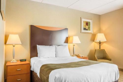 Postel nebo postele na pokoji v ubytování Quality Inn Spring Valley - Nanuet