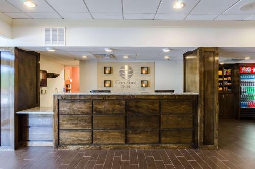 a bar in the lobby of a hotel at Comfort Inn Randolph-Boston in Randolph