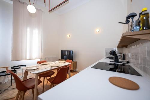une cuisine avec une table et des chaises dans une pièce dans l'établissement Exceptional loft - 2 Bedrooms, à Marseille