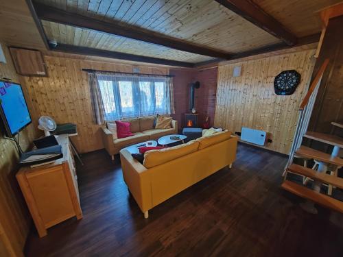 een bovenaanzicht van een woonkamer met een bank bij Chata Osmička in Zlaté Hory