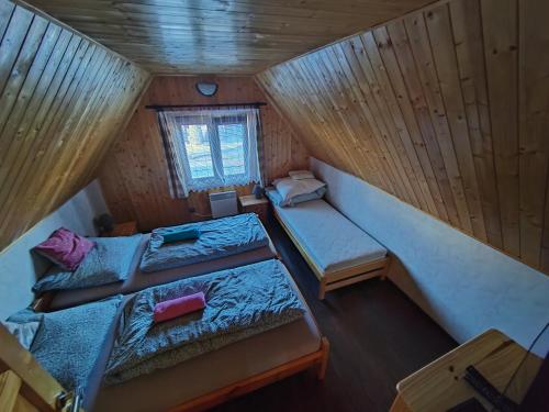 een kamer met 2 bedden aan het plafond bij Chata Osmička in Zlaté Hory