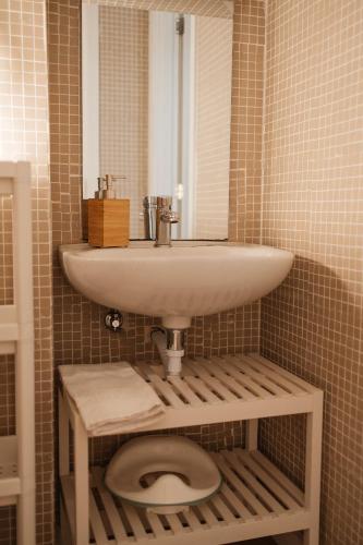 a bathroom with a sink and a toilet at Guest House T4 no Porto in Porto