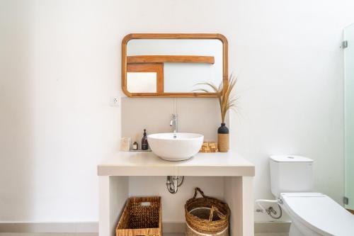 Ένα μπάνιο στο New Stylish Villa with Private Pool - Just a minutes to best Bali Beaches
