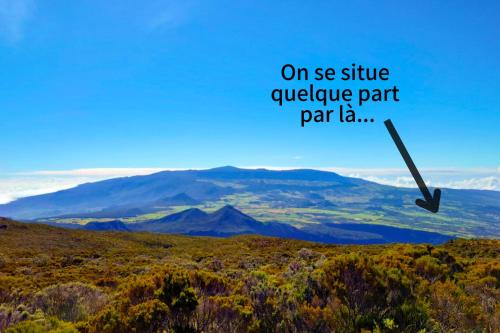 an image of a mountain with a sign that reads on see spineuggage part part at Au Châlet in Le Tampon