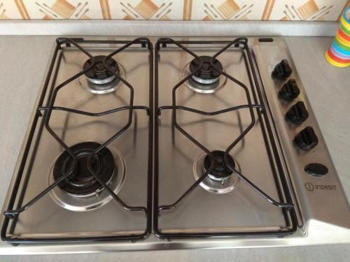 un piano cottura con tre fuochi su una stufa di Meridiana, 2 Bedrooms a Caorle